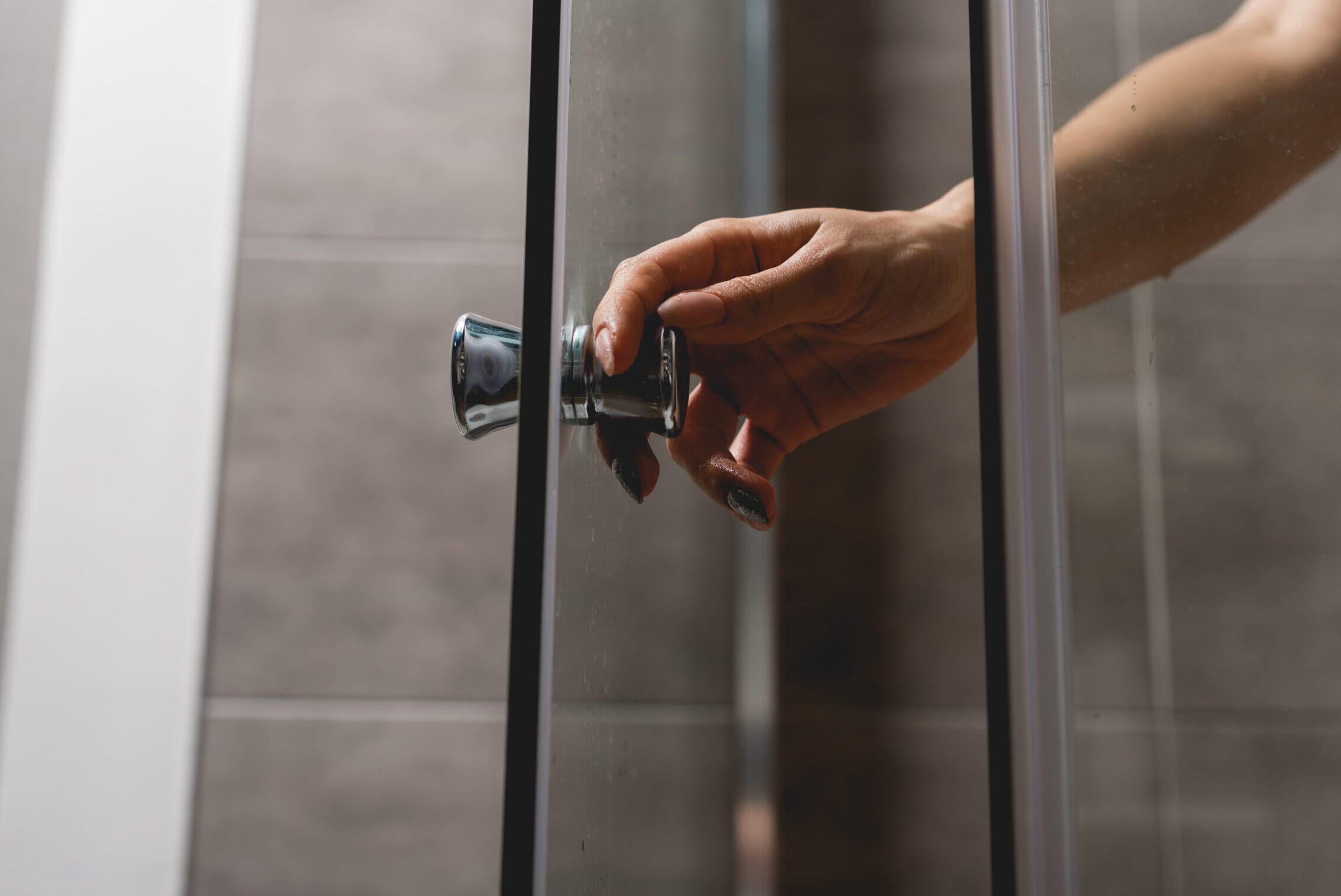 Elegant custom glass installations in Durango featuring custom mirrors and premium frameless shower glass for a modern home layout.
